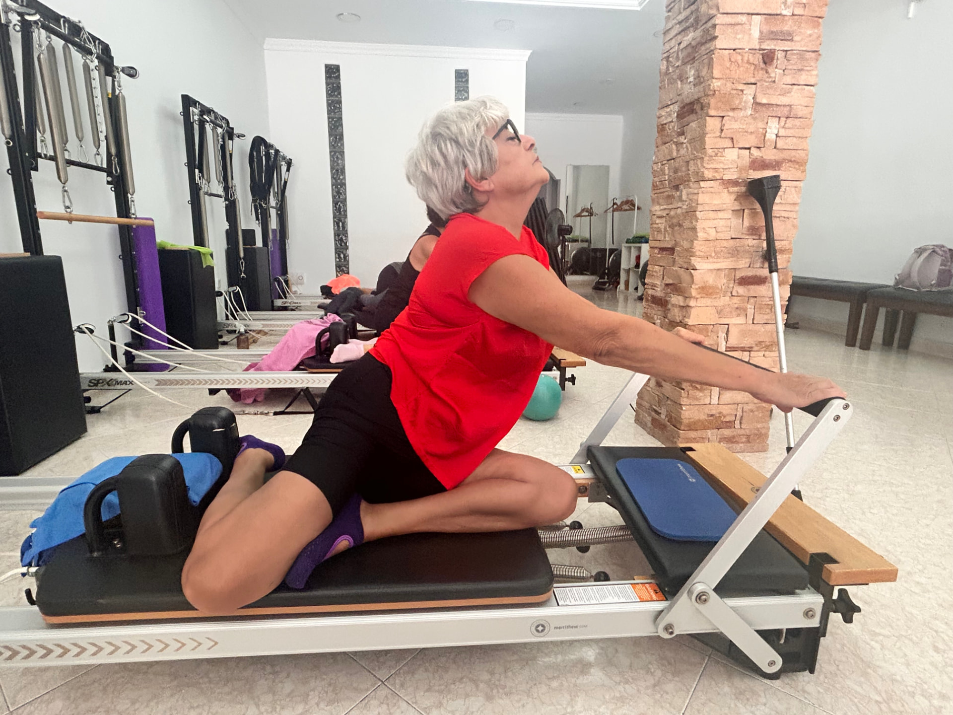 Alumna practicando Pilates Reformer en VIP Pilates, Torre del Mar